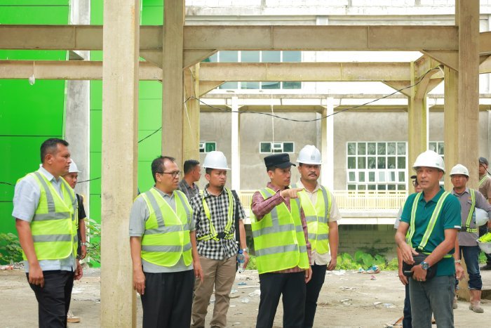 Bupati Aceh Barat Tarmizi bersama Wakil Bupati Said Fadheil meninjau progres pembangunan Rumah Sakit Umum Regional Meulaboh, Minggu (28/12/2025). Foto: Dok. Pemkab Aceh Barat
