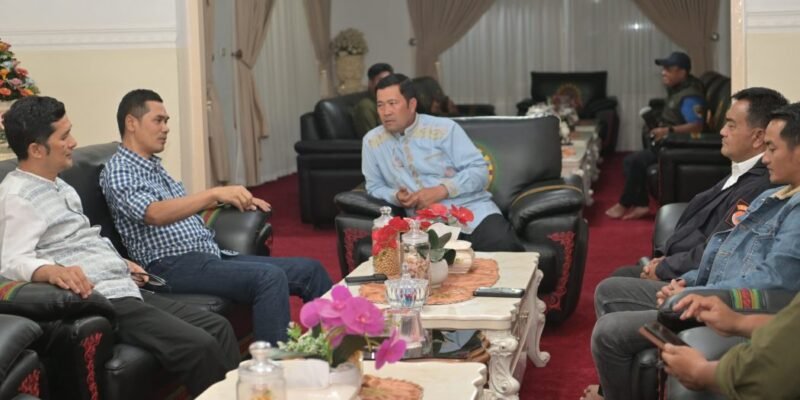 Sekda Aceh M. Nasir bersilaturahmi dengan Bupati Aceh Tengah Haili Yoga di Pendopo Bupati Aceh Tengah, membahas percepatan pemulihan infrastruktur dataran tinggi, Jumat malam (26/12/2025). Foto: Dok. Biro Adpim Setda Aceh