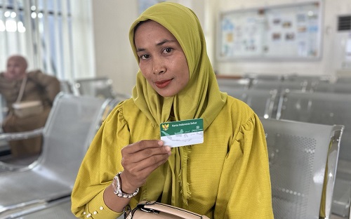 Mahyuni, bidan desa di Gampong Blang Manyak, Aceh Utara, memberikan edukasi kepada masyarakat terkait layanan kesehatan dan Program JKN. Foto: Dok. Istimewa