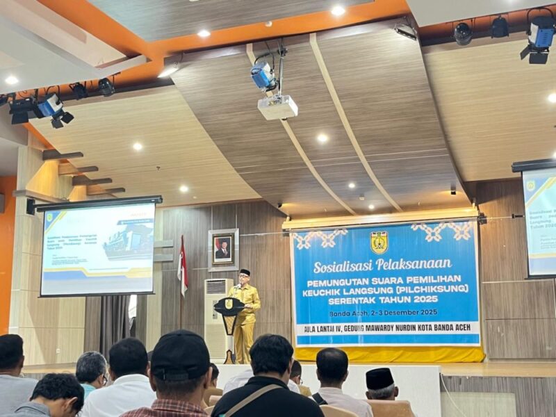 Sekda Banda Aceh, Jalaluddin, membuka Sosialisasi Pelaksanaan Pemungutan Suara Pilchiksung 2025 di Aula Mawardy Nurdin, Selasa (2/12/2025). Foto: Diskominfo Kota Banda Aceh