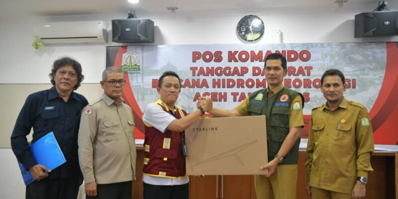 Perwakilan Kementerian Komunikasi dan Digital RI menyerahkan perangkat Starlink kepada Ketua Posko Tanggap Darurat Bencana Hidrometeorologi Aceh di Kantor Gubernur Aceh, Senin (1/12/2025). Foto: Dok. Biro Adpim Setda Aceh