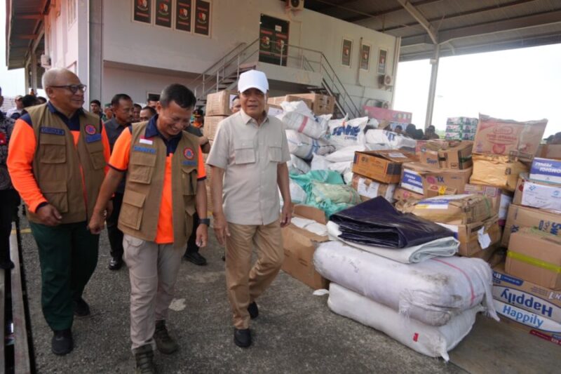Menko Polkam Jenderal TNI (Purn) Djamari Chaniago (Pertama Kanan) saat di Posko Pendamping Nasional Bencana Hidrometeorologi, Aceh Besar, Provinsi Aceh, Kamis (11/12/2025). (Foto : NOA.co.id/Farid Ismullah).