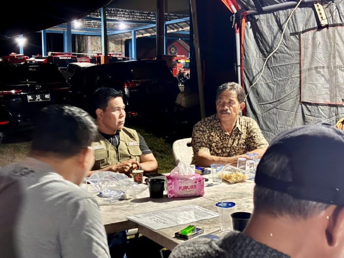 Bupati Aceh Besar H. Muharram Idris memimpin Rapat Evaluasi dan Koordinasi Penanganan Bencana di Posko BPBD Aceh Besar, Senin (1/12/2025). Foto: Dok. Pemkab Aceh Besar