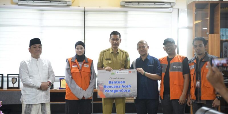 Sekda Aceh M. Nasir menerima kunjungan tim relawan Rumah Zakat dan mitra di ruang kerja Sekda Aceh, Senin (15/12/2025), sekaligus menyampaikan apresiasi atas peran relawan dalam penanganan bencana hidrometeorologi. Foto: Dok. Biro Adpim Setda Aceh