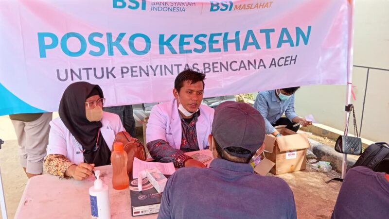 Petugas BSI memberikan pemeriksaan kesehatan gratis kepada warga terdampak banjir di Posko Kesehatan Kanca Kuala Simpang. Foto: Dok. Istimewa