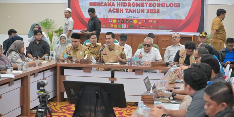 Sekda Aceh M. Nasir memimpin pertemuan bersama NGO, LSM, OKP, dan relawan di Posko Tanggap Darurat untuk memperkuat koordinasi pemulihan pascabencana, Selasa (9/12/2025). Foto: Dok. Biro Adpim Setda Aceh