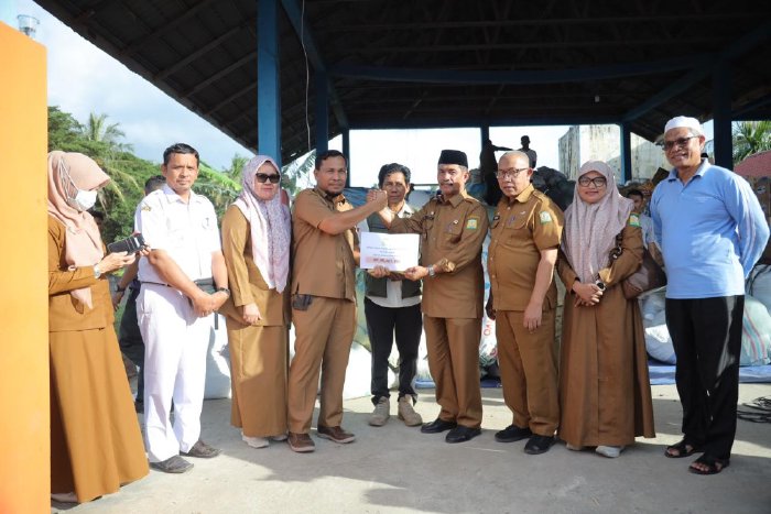 Wakil Bupati Aceh Besar H. Syukri A. Jalil menerima bantuan dari Dinas Kesehatan Aceh Besar di Gudang Logistik BPBD Aceh Besar, Kecamatan Sukamakmur, Senin (8/12/2025). Foto: Dok. MC Aceh Besar