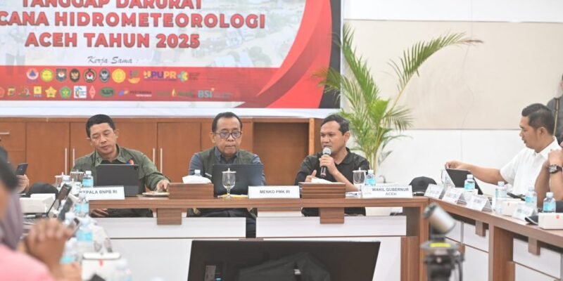 Wakil Gubernur Aceh bersama Menko PMK Pratikno dan Kepala BNPB Suharyanto saat rapat koordinasi penanganan bencana banjir di Kantor Gubernur Aceh, Kamis (25/12/2025). Foto: Dok. Biro Adpim Setda Aceh