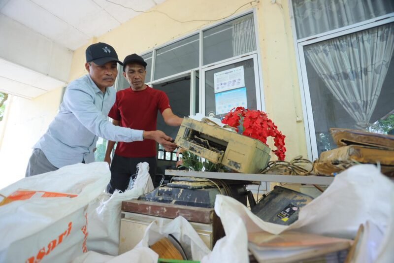 Dr. Syaridin bersama tim saat memilah buku dan arsip yang masih dapat diselamatkan pascabanjir di Dinas Perpustakaan dan Kearsipan Kota Langsa, Minggu (21/12/2025). Foto: Dok. Istimewa