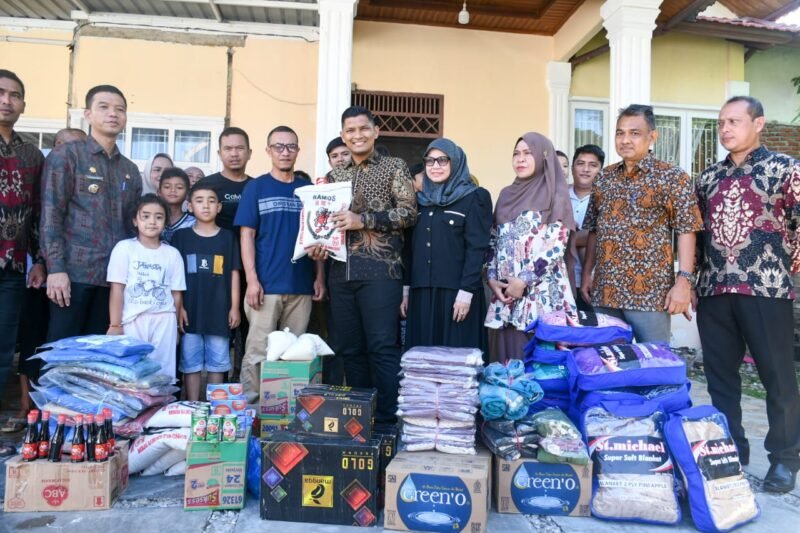 Wakil Wali Kota Banda Aceh, Afdhal Khalilullah memberikan bantuan kepada 43 jiwa warga Aceh Tengah yang tertahan di Banda Aceh, Kamis (4/12/2025). Foto: Dok. Istimewa