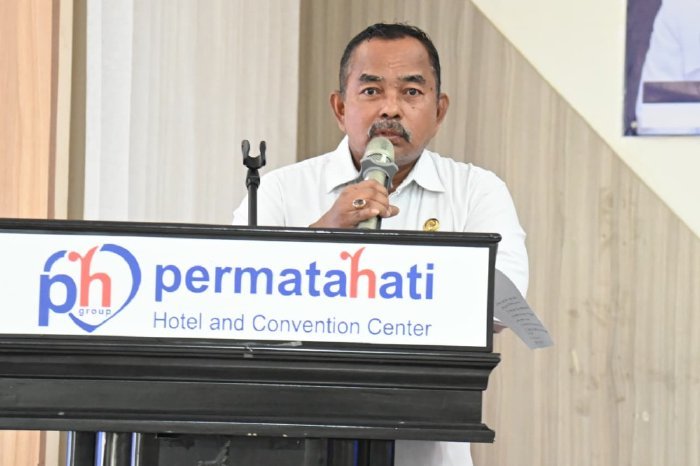 Asisten II Setdakab Aceh Besar, M. Ali, membuka Rakor Kecamatan terkait pembangunan sarana dan prasarana Koperasi Desa Merah Putih (KDMP) di Hotel Permata Hati, Ingin Jaya, Rabu (10/12/2025). Foto: Dok. MC Aceh Besar
