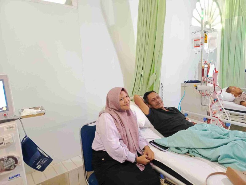 Syahril Arus (69), peserta JKN asal Lhokseumawe, menjalani hemodialisa rutin dengan layanan penuh dari BPJS Kesehatan. Foto: Dok. Istimewa