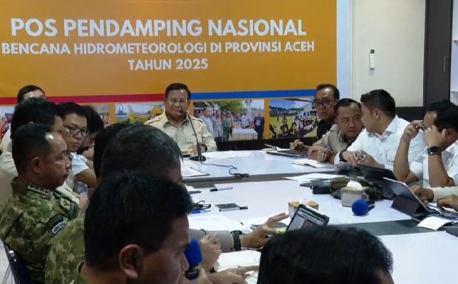Presiden Prabowo Subianto saat di Posko Terpadu Penanganan Bencana Alam Aceh yang berpusat di Lanud Sultan Iskandar Muda, Aceh Besar, Minggu malam, (7/12/2025). (Foto: NOA.co.id/Farid Ismullah).