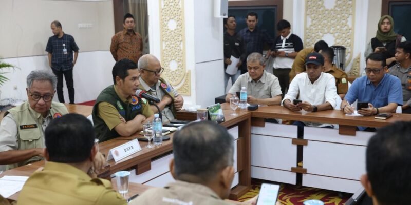 Ketua Posko Tanggap Darurat Bencana Aceh, M. Nasir, menyampaikan pembaruan data korban banjir dan longsor yang melanda 18 kabupaten/kota di Aceh, Senin (1/12/2025). Foto: Dok. Biro Adpim Setda Aceh 
