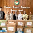 Ketua DWP BPBJ Setda Aceh, Ny. Said Mardhatillah, menyerahkan bantuan kemanusiaan untuk korban banjir melalui DWP Provinsi Aceh, Banda Aceh, Kamis (4/12/2025). Foto: Dok. Istimewa
