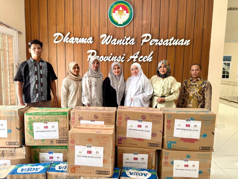 Ketua DWP BPBJ Setda Aceh, Ny. Said Mardhatillah, menyerahkan bantuan kemanusiaan untuk korban banjir melalui DWP Provinsi Aceh, Banda Aceh, Kamis (4/12/2025). Foto: Dok. Istimewa