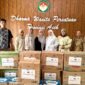Ketua DWP BPBJ Setda Aceh, Ny. Said Mardhatillah, menyerahkan bantuan kemanusiaan untuk korban banjir melalui DWP Provinsi Aceh, Banda Aceh, Kamis (4/12/2025). Foto: Dok. Istimewa