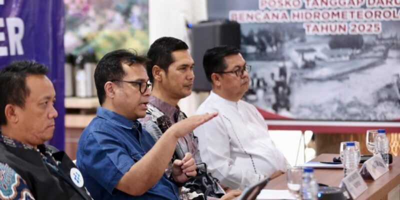 Wamenkomdigi RI Nezar Patria memberikan keterangan pers di Media Center Posko Tanggap Darurat Bencana Hidrometeorologi Aceh, Banda Aceh, Jumat (5/12/2025). Foto: Dok. Biro Adpim Setda Aceh 