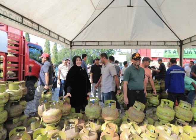Wali Kota Banda Aceh Illiza Sa’aduddin Djamal meninjau langsung operasi pasar LPG 3 kg di Pasar Tani Lampineung, memastikan distribusi berjalan aman dan tertib, Sabtu (6/12/2025). Foto: Dok. Istimewa