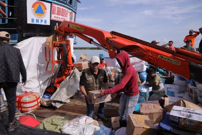 Bupati Aceh Besar H. Muharram Idris meninjau proses persiapan pembongkaran bantuan kemanusiaan di Dermaga Kuala Langsa, Sabtu (13/12/2025). Foto: Dok. MC Aceh Besar