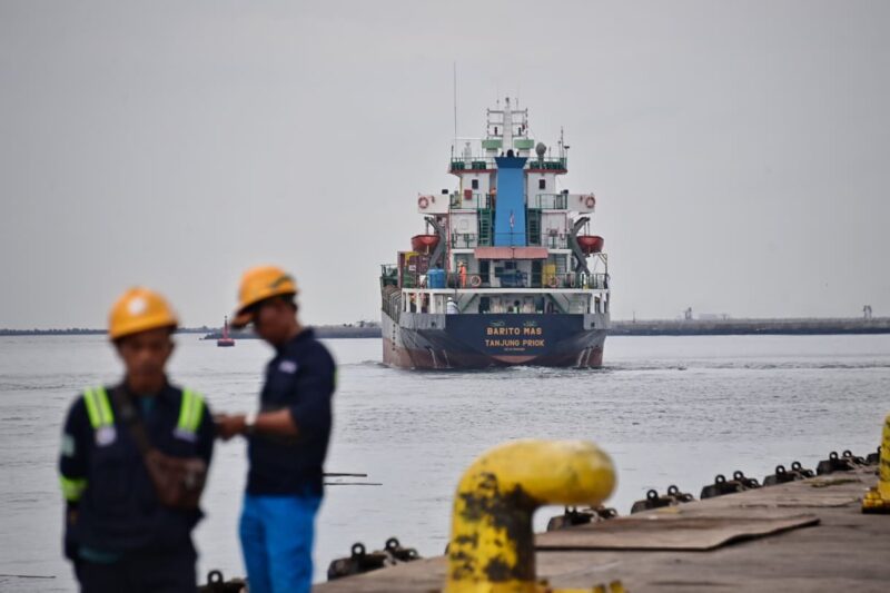 Kapal Barito Mas berangkat dari pelabuhan Tanjung Priok bawa material jembatan dan energi untuk Sumatera, Sabtu (20/12/2025). (Foto : Dok.Kemenhub).