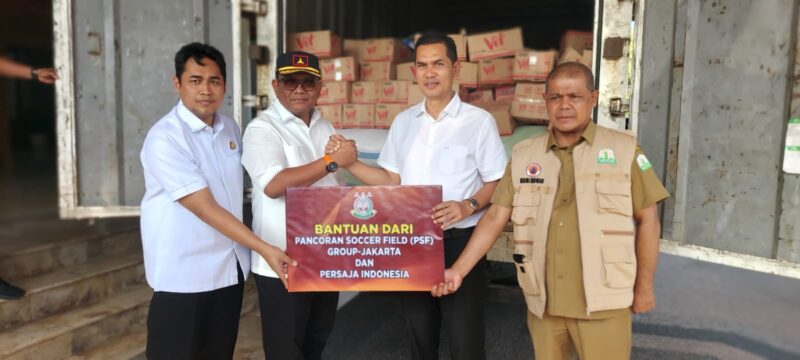 Kepala Kejaksaan Tinggi Aceh Yudi Triadi menyerahkan bantuan kemanusiaan bagi korban banjir dan longsor kepada Sekda Aceh M. Nasir di Kantor Gubernur Aceh, Selasa (23/12/2025). Foto: Dok. Istimewa