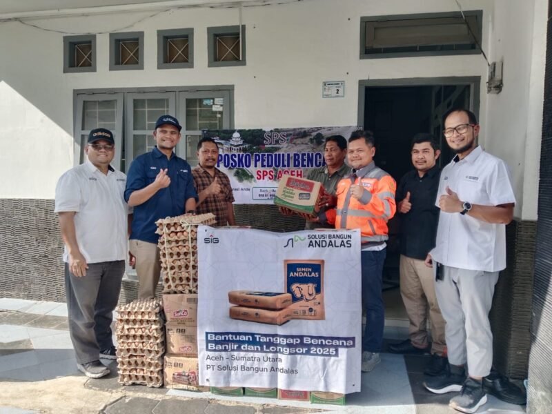 PT Solusi Bangun Andalas serahkan bantuan kemanusiaan ke Posko SPS Peduli Bencana Aceh, Senin (8/12/2025). Foto: Dok. Istimewa