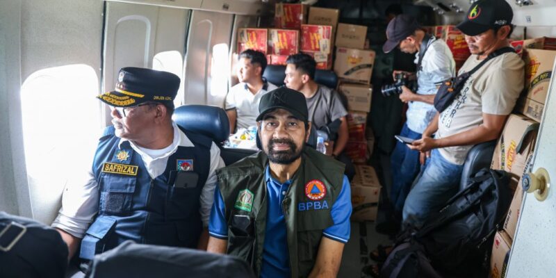 Gubernur Aceh Muzakir Manaf (Mualem) mengantarkan bantuan tanggap darurat ke wilayah terisolasi menggunakan helikopter TNI, Selasa (2/12/2025). Foto: Dok. Biro Adpim Setda Aceh 