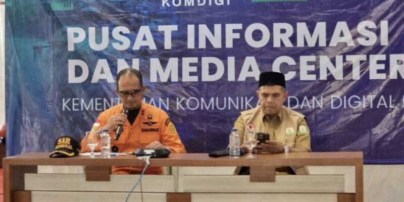 Kepala Basarnas Banda Aceh, Ibnu Harris Al Hussain didampingi Juru Bicara Posko Tanggap Darurat Bencana Hidrometeorologi Aceh, Murthalamuddin, dalam konferensi pers yang digelar di Media Center Posko Tanggap Darurat, Banda Aceh, Senin (8/12/2025) siang. Foto: Dok. Biro Adpim Setda Aceh 