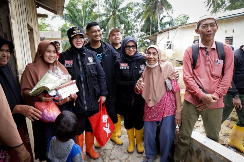 Wali Kota Banda Aceh Illiza Sa’aduddin Djamal menyerahkan bantuan dan berinteraksi langsung dengan warga terdampak banjir saat kegiatan Bakti Sosial “Banda Aceh Peduli” di Kabupaten Aceh Tamiang, Sabtu (20/12/2025). Foto: Dok. Istimewa