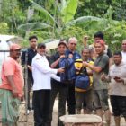 Staf Khusus Menteri (SKM) Kemendikdasmen, Didik Suhardi, Ph.D bersama tim dari BPMP Provinsi Aceh menyerahkan bantuan untuk korban banjir dan longsor Aceh, Banda Aceh (5/12/2025). Foto: Dok. Istimewa