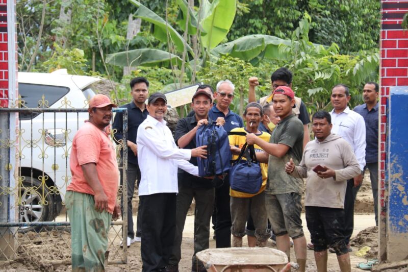 Staf Khusus Menteri (SKM) Kemendikdasmen, Didik Suhardi, Ph.D bersama tim dari BPMP Provinsi Aceh menyerahkan bantuan untuk korban banjir dan longsor Aceh, Banda Aceh (5/12/2025). Foto: Dok. Istimewa