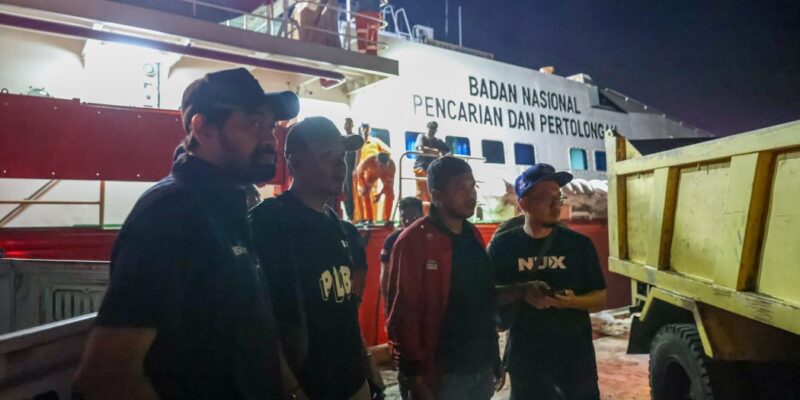 Gubernur Aceh Muzakir Manaf (Mualem) meninjau proses bongkar muat bantuan logistik di Pelabuhan Krueng Geukueh, Aceh Utara, Minggu (30/11/2025). Foto: Dok. Biro Adpim Setda Aceh
