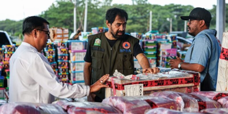 Gubernur Aceh H. Muzakir Manaf memimpin rapat koordinasi penanganan bencana Hidrometeorologi di Posko Lanud Sultan Iskandar Muda, Jumat (5/12/2025). Foto: Dok. Biro Adpim Setda Aceh 