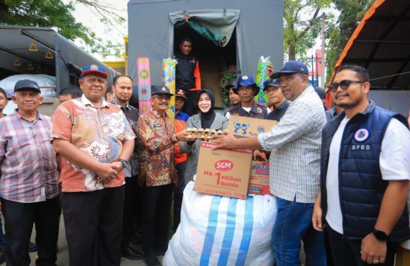 Wali Kota Banda Aceh Illiza Sa’aduddin Djamal menyerahkan bantuan kemanusiaan untuk korban banjir Bireuen di Pendopo Bupati, Minggu (7/12/2025). Foto: Diskominfotik Kota Banda Aceh