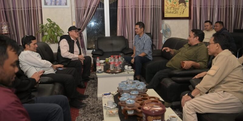 Sekda Aceh M. Nasir bersama Asisten I Setda Aceh Syakir saat bertemu Bupati Bener Meriah Tagore Abubakar membahas percepatan pembangunan huntara dan huntap bagi warga terdampak bencana, Jumat malam (26/12/2025). Foto: Dok. Biro Adpim Setda Aceh