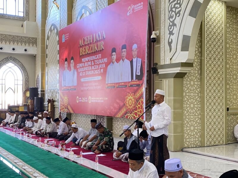 Bupati Aceh Jaya, Safwandi, saat memberi sambutanya pada memperingati 21 tahun  tsunami Aceh di Masjid Agung Baitul Izzah, Calang, Jumat (26/12/2025). Foto: Dok. Pemkab Aceh Jaya