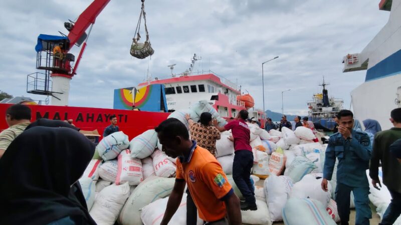 Bantuan dari warga Aceh Jaya sedang dimuat ke dalam kapal di pelabuhan Calang untuk dikirim ke daerah yang ternampak bencana banjir dan longsor, Jumat (5/12/2025). Foto: Dok. Sanusi/NOA.co.id