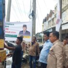Ketua Umum DPN Tani Merdeka Indonesia, Don Muzakir, bersama Sekretaris DPW Aceh Nabhani (Pak Bhen) meninjau lokasi pengungsian dan menyerahkan bantuan bagi korban banjir di Meuredu dan Bireuen, Kamis (4/12/2025). Foto: Dok. Istimewa