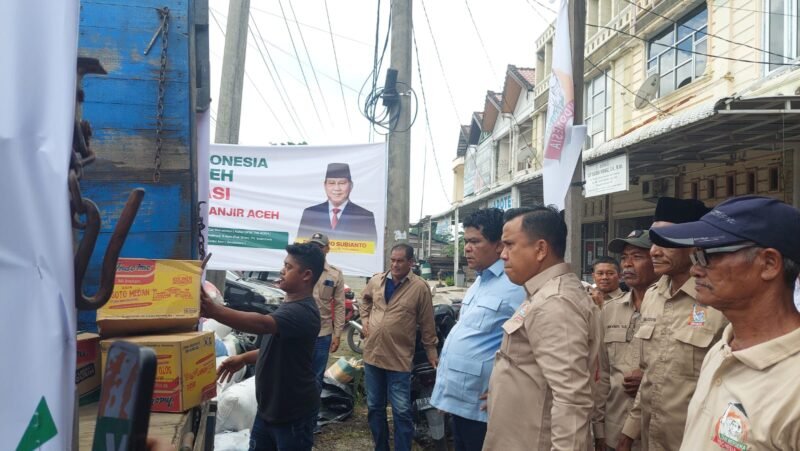 Ketua Umum DPN Tani Merdeka Indonesia, Don Muzakir, bersama Sekretaris DPW Aceh Nabhani (Pak Bhen) meninjau lokasi pengungsian dan menyerahkan bantuan bagi korban banjir di Meuredu dan Bireuen, Kamis (4/12/2025). Foto: Dok. Istimewa