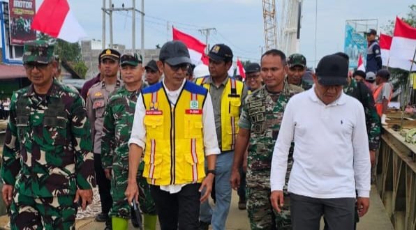 Wakil Gubernur Aceh H. Fadhlullah bersama Kapolda Aceh dan Pangdam Iskandar Muda meninjau progres pembangunan Jembatan Bailey Kuta Blang di Kabupaten Bireuen, Jumat (26/12/2025). Foto: Dok. Biro Adpim Setda Aceh