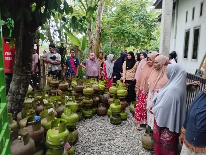 Masyarakat Aceh Besar sedang antri untuk mendapatkan gas elpiji di salah satu pangkalan, Senin (8/11/2025). Foto: Dok. Pemkab Aceh Besar