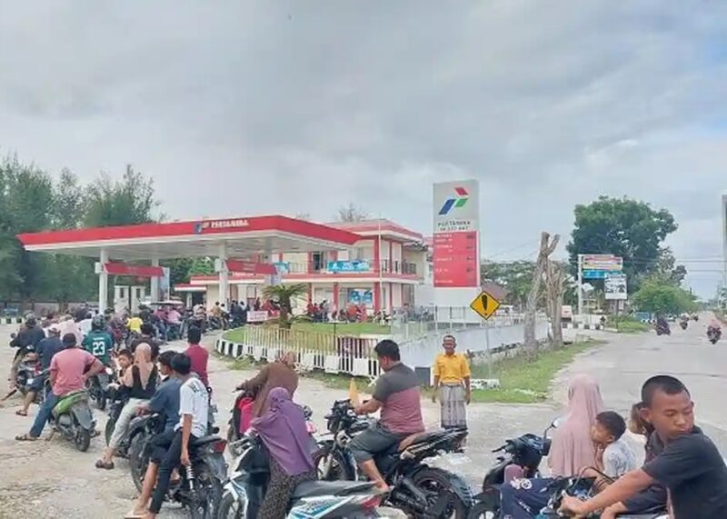 Antrean sepeda motor membeli bahan bakar minyak di Stasiun Pengisian Bahan Bakar Umum (SPBU) Singkil di Pulo Sarok, Aceh Singkil, Senin (1/12/2025). (Foto : Dede Rosadi /Serambi).