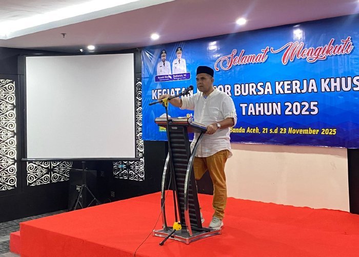 Plt Kepala Dinas Pendidikan Aceh, Murthalamuddin, saat membuka Rapat Koordinasi Bursa Kerja Khusus (BKK) SMK Tahun 2025 di Banda Aceh, Jumat malam (21/11/2025). Foto: Dok. Dinas Pendidikan Aceh