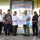 Direktur Sales & Distribution BSI, Anton Sukarna, menyerahkan bantuan bencana hidrometeorologi yang melanda wilayah Aceh kepada Ketua Pimpinan Wilayah Muhammadiyah Aceh, A. Malik Musa, di Kantor Pimpinan Wilayah Muhammadiyah Banda Aceh, Sabtu (6/12/2025). Foto: Dok. Istimewa