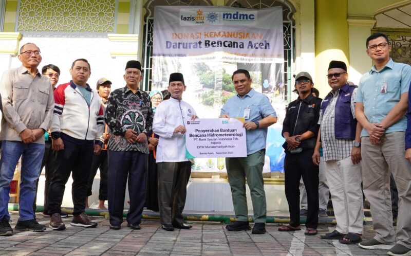 Direktur Sales & Distribution BSI, Anton Sukarna, menyerahkan bantuan bencana hidrometeorologi yang melanda wilayah Aceh kepada Ketua Pimpinan Wilayah Muhammadiyah Aceh, A. Malik Musa, di Kantor Pimpinan Wilayah Muhammadiyah Banda Aceh, Sabtu (6/12/2025). Foto: Dok. Istimewa
