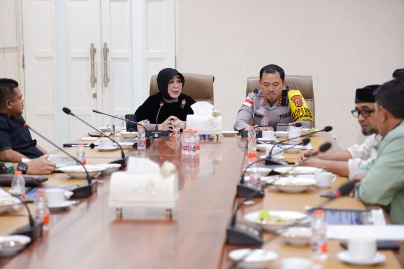 Wali Kota Banda Aceh Illiza Sa’aduddin Djamal memimpin rapat koordinasi Forkopimda terkait pengamanan Natal dan Tahun Baru di Pendopo Wali Kota Banda Aceh, Rabu (24/12/2025). Foto: Dok. Prokopim Kota Banda Aceh