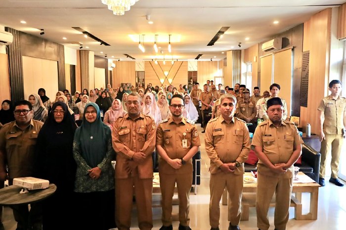 Wakil Bupati Aceh Barat Said Fadheil foto bersama usai membuka sosialisasi pemanfaatan sampah organik menjadi kompos bernilai ekonomi di Meulaboh, Selasa (9/12/2025). Foto: Dok. Pemkab Aceh Barat