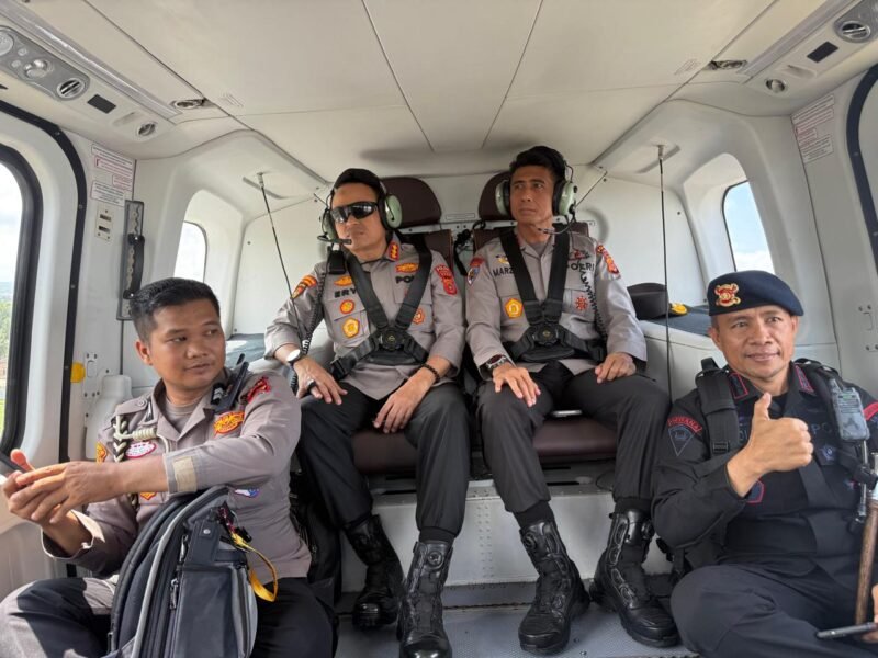 Kapolda Aceh Irjen Pol. Marzuki Ali Basyah melakukan patroli udara menggunakan helikopter, Selasa (2/12/2025). Foto: Dok. Istimewa