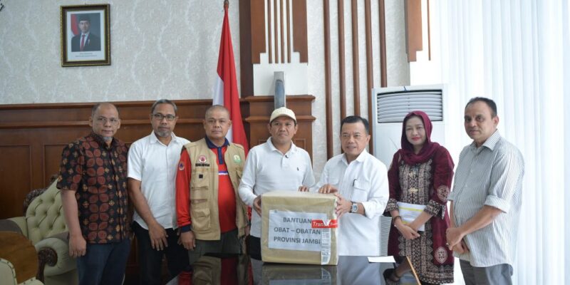 Wakil Gubernur Aceh Fadhlullah menerima bantuan kemanusiaan dari Gubernur Jambi Al Haris di Bandara Internasional Sultan Iskandar Muda (SIM), Aceh Besar, Minggu (14/12/2025). Foto: Dok. Biro Adpim Setda Aceh